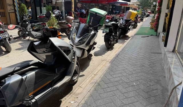 Trafiğe kapalı motosikler parkına açık sokak