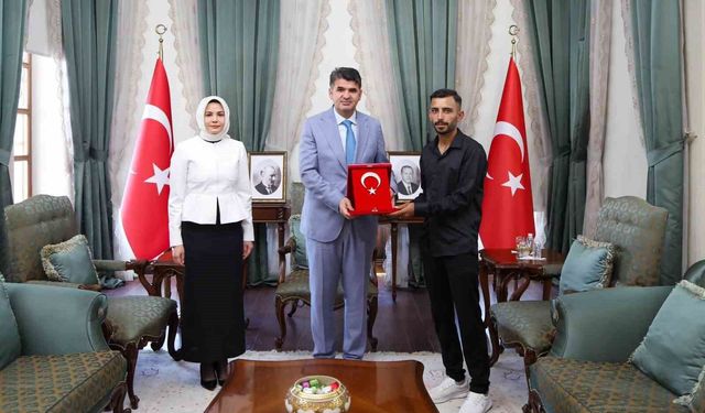 Türk bayrağını düzeltmek için direğe tırmanan gence Vali Kalaylı'dan teşekkür