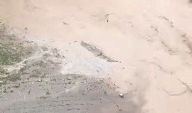 Ürgüp'te sağanak sele neden oldu: Araçta mahsur kalanlar arka camdan kurtarıldı