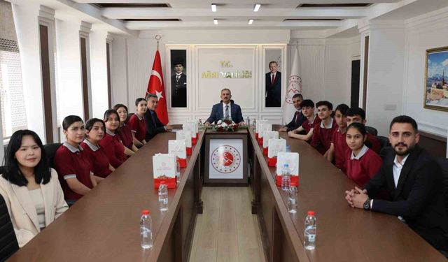 Vali Bozkurt öğrencilerle bir araya geldi