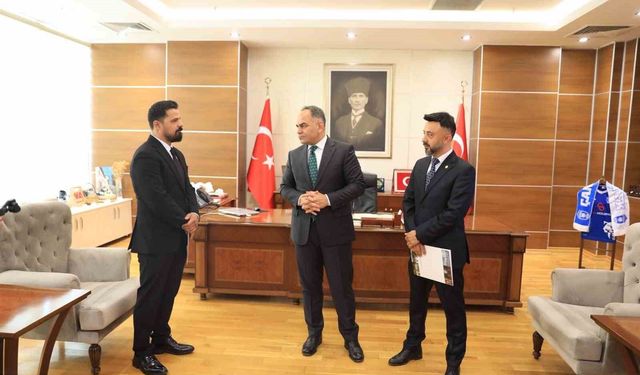 Validen Heimlich manevrasıyla küçük çocuğun hayatını kurtaran polislere başarı belgesi