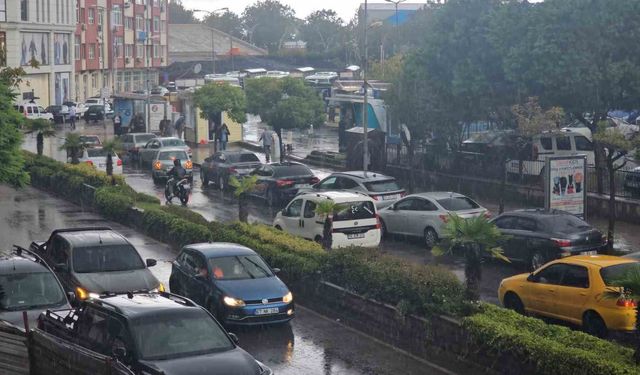 Valilik uyardı, sağanak yağış Zonguldak'ta vatandaşlara zor anlar yaşattı