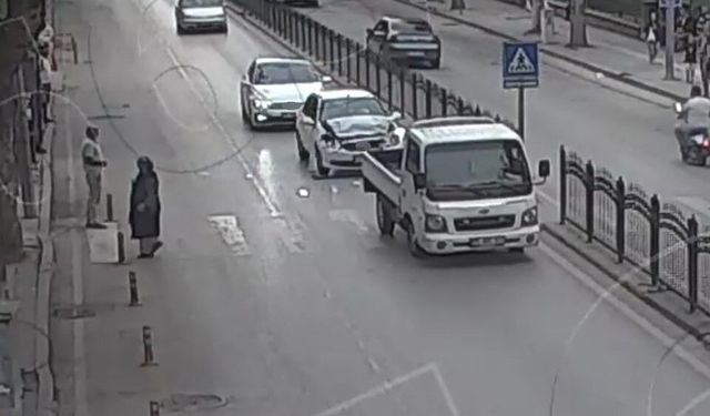 Yayaya yol veren kamyonete otomobil çarptı