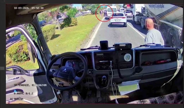 Yolda fenalaşan vatandaşı gördü, araçtan inip Heimlich manevrasıyla kurtardı