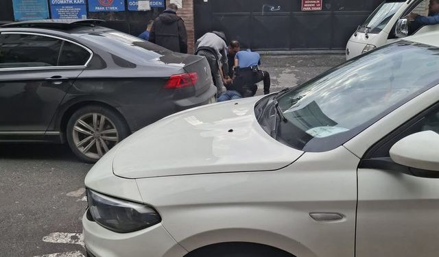 Zeytinburnu'nda okul çevresinde yapılan polis uygulaması sırasında 2 şüpheli gözaltına alındı