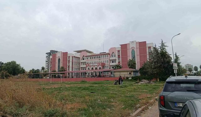 Adana'da okulda dedikodu kavgası: Kız öğrenci arkadaşını ekmek bıçağıyla yaraladı