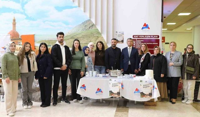 AİÇÜ'de öğrencilerden Ağrı'nın geleneksel lezzeti omaç helvası ikramı