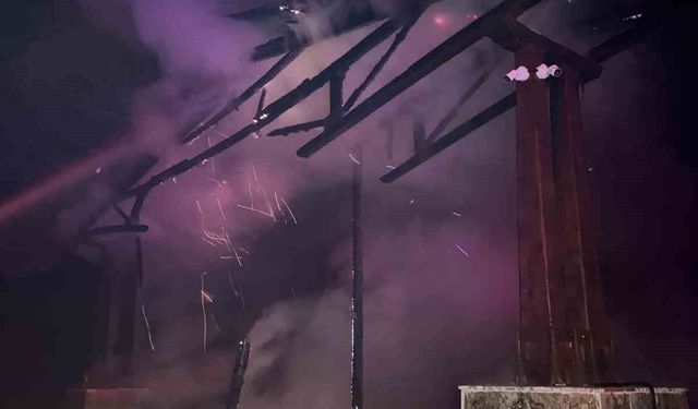 Araklı Turup Mesire Alanı'nın giriş kapısını yaktılar