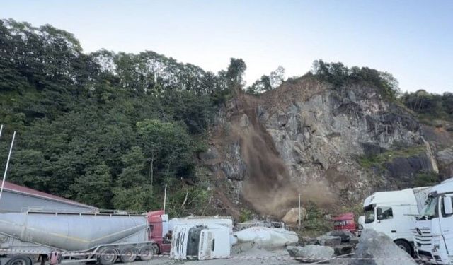 Artvin'de tır garajının olduğu alanda artçı heyelanlar devam ediyor