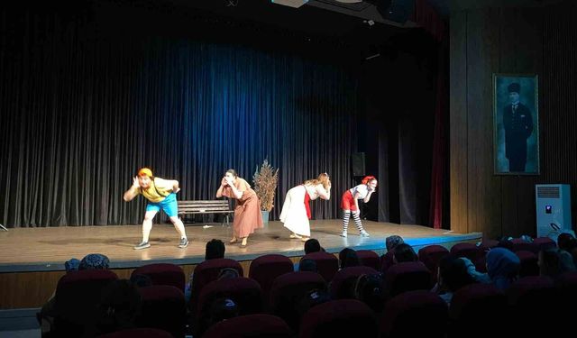 Balıkesir Büyükşehir Belediyesi Şehir Tiyatrosu ilk ayında seyirciden tam not aldı