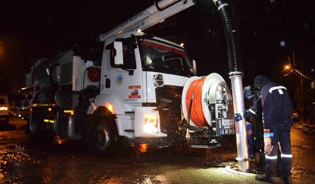 Balıkesir'de sağanak nedeniyle Büyükşehir Belediyesi ve BASKİ ekipleri 20 ilçede teyakkuzda