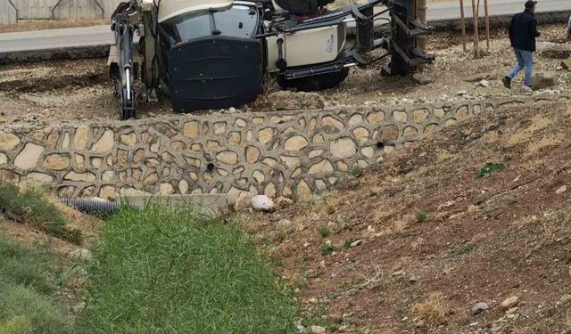 Batman'da kontrolden çıkan iş makinesi devrildi: 1 yaralı