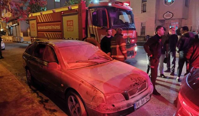 Batman'da park halindeyken alev alan aracı mahalle sakinleri söndürdü