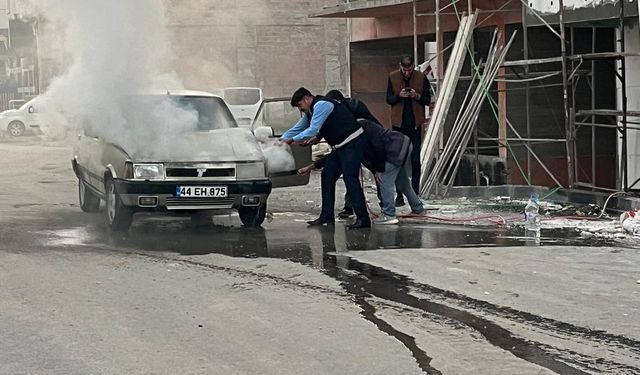 Battalgazi'de yangın çıkan araca zabıta ekipleri müdahale etti