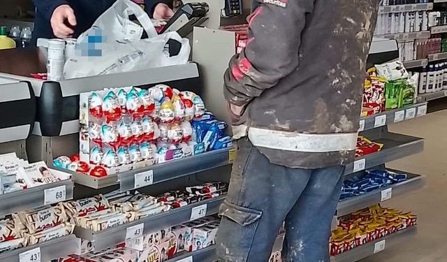 Bayburt'ta inşaat işçisi çamurlu ayakkabılarını çıkarıp alışveriş yaptı