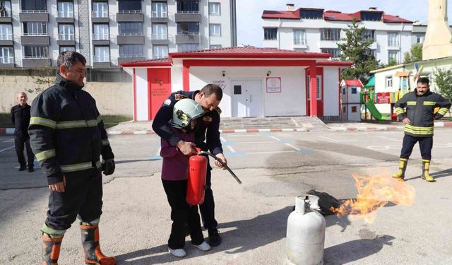 Bayburt'ta öğrencilere afet bilinci uygulamalı anlatıldı