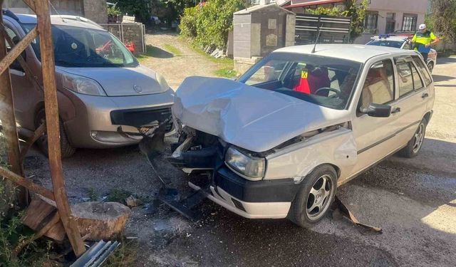 Bilecik'te otomobil elektrik direğine çarptı: 1 yaralı