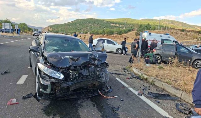 Bingöl'de iki otomobil çarpıştı: 3 yaralı