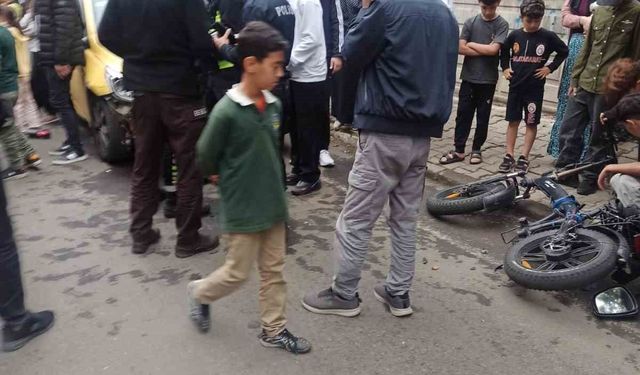 Bingöl'de ticari taksi bisiklete çarptı: 2 yaralı