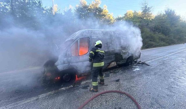 Bodrum'da okul servisi alev alev yandı