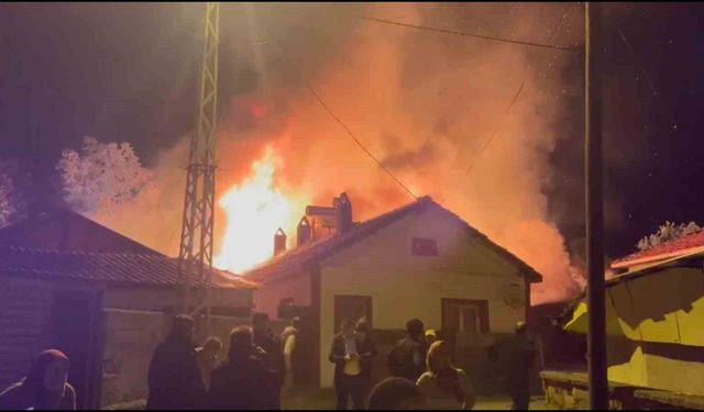 Bolu'da korkutan yangın: Ev, ahır, samanlık, odunluk ve traktör küle döndü