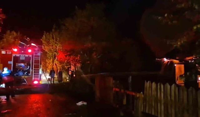 Bolu'da üzerine yıldırım düşen ev alev alev yandı