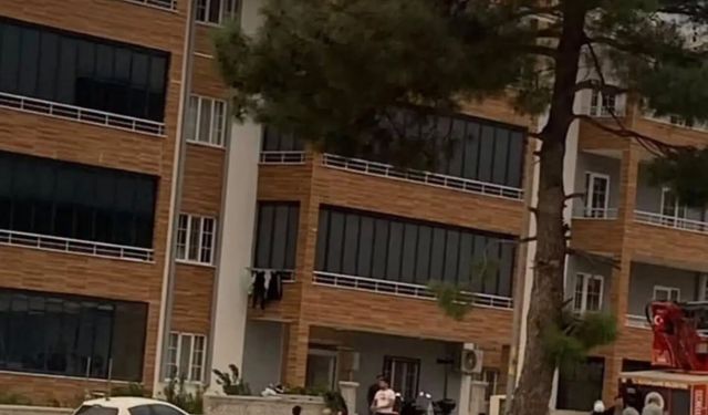 Buldan'da apartmanın çatısı alevlere teslim oldu