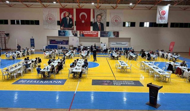 Burhaniye'de Satranç Turnuvasında dereceye girenler ödüllendirildi