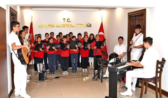 Çeşme'de 'Koridorda Müzik' projesi 5. yılına kaymakamlık konseriyle başladı