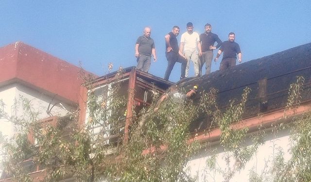 Çivril'de 4 katlı apartmanın çatısı alev alev yandı