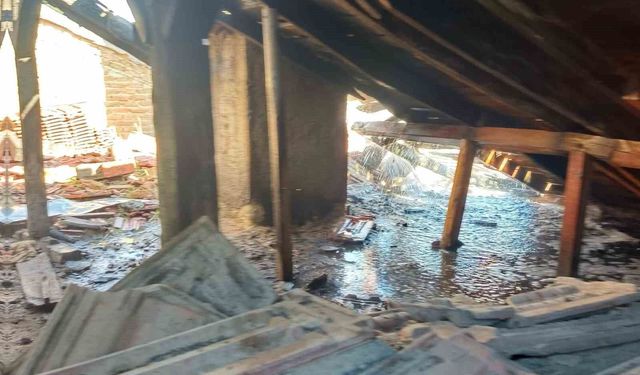 Çivril'de eski belediye binasında yangın çıktı