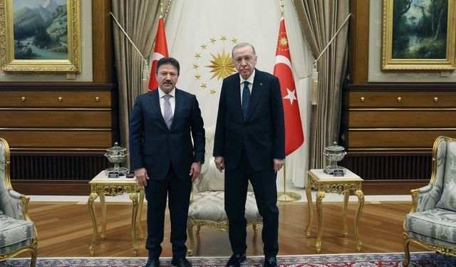 Cumhurbaşkanı Recep Tayyip Erdoğan, Türkiye Esnaf ve Sanatkârları Konfederasyonu (TESK) Genel Başkanı Mehmet Yiğiner'i Cumhurbaşkanlığı Külliyesi'nde kabul etti.