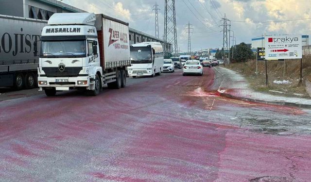 Dökülen boya yolu kırmızıya boyadı