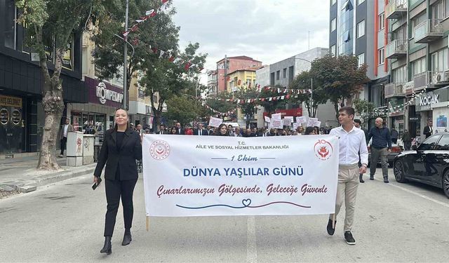 Dünya Yaşlılar Günü'nde her nesil el ele yürüdü