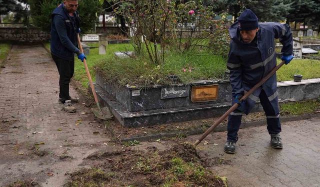 Düzce'de mezarlıklarda bakım ve temizlik çalışmaları sürüyor