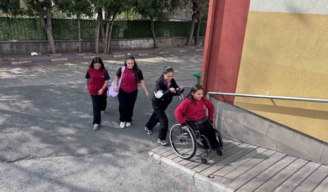 Ecrin engelini arkadaşlarıyla aşıyor
