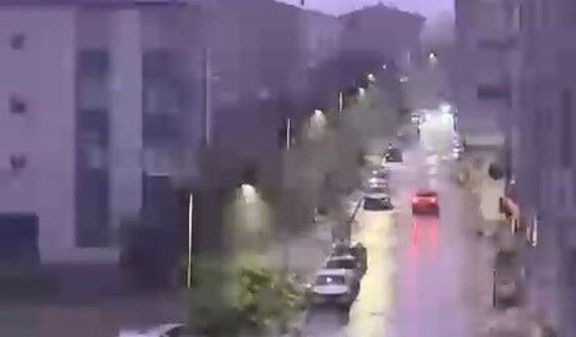 Elazığ'da şimşekler geceyi aydınlattı