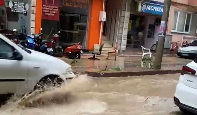 Erdek'te sağanak yağış sonrası Hükümet Caddesi göle döndü