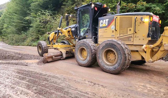 Gümüşova'da heyelan nedeniyle kapanan köy yolu yeniden açıldı