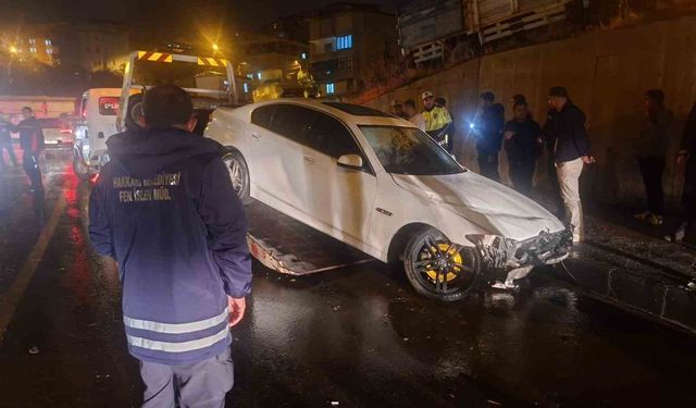 Hakkari'de otomobil tabelaya çarptı: 1 yaralı