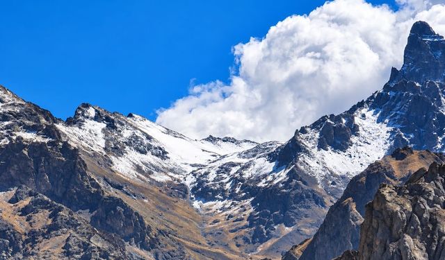 Hakkari'de yüksek kesimler beyaza büründü