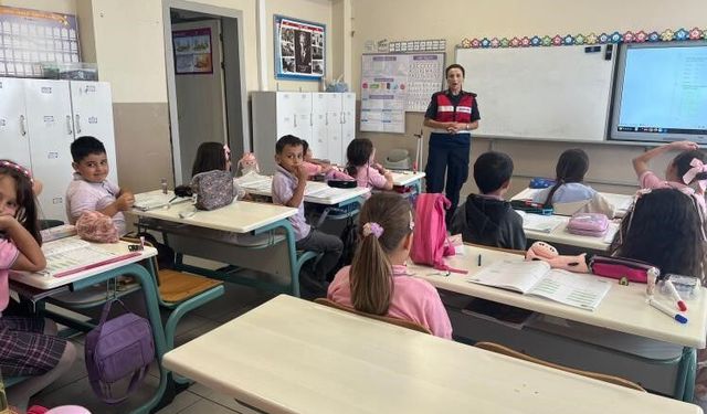 Jandarma, öğrencileri okulda bilgilendirdi