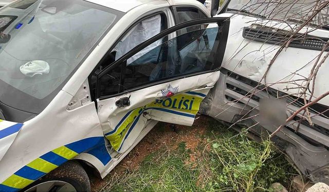 Kamyonetle polis aracı çarpıştı: 2 polis yaralı