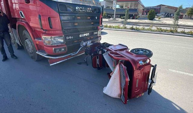 Kamyonla çarpışan elektrikli bisiklet 10 metre sürüklendi: 2 yaralı