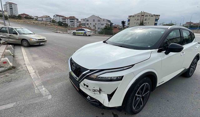 Karaman'da ciple otomobil çarpıştı: 2 yaralı