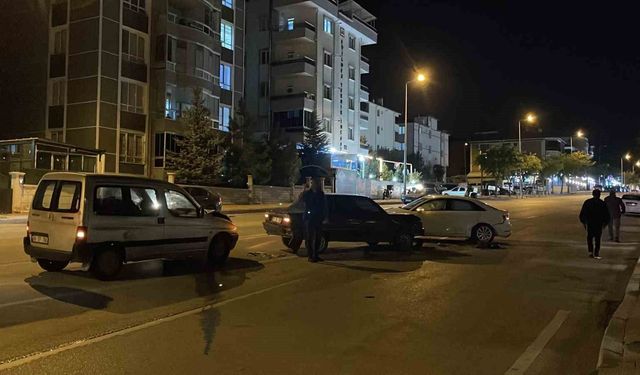 Karaman'da hafif ticari araç kaza yapan otomobile çarptı: 2 yaralı