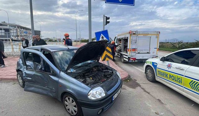 Karaman'da kamyonetle otomobil çarpıştı: 3 yaralı