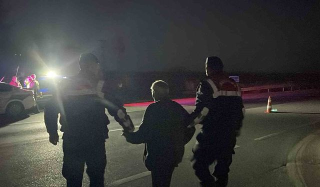 Karaman'da kazanın şokunu yaşayan yaşlı sürücüyü jandarma teselli etti