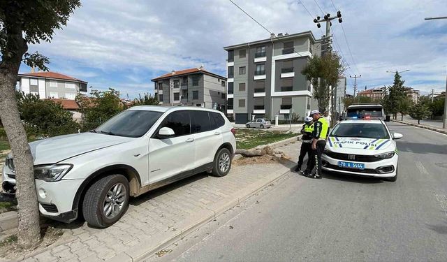 Karaman'da kontrolden çıkan cip kaldırımdaki ağacı devirdi