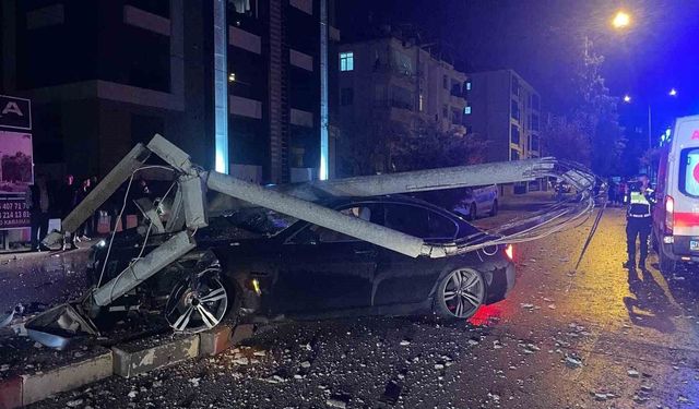 Karaman'da otomobil refüjdeki direği devirdi: 2 yaralı